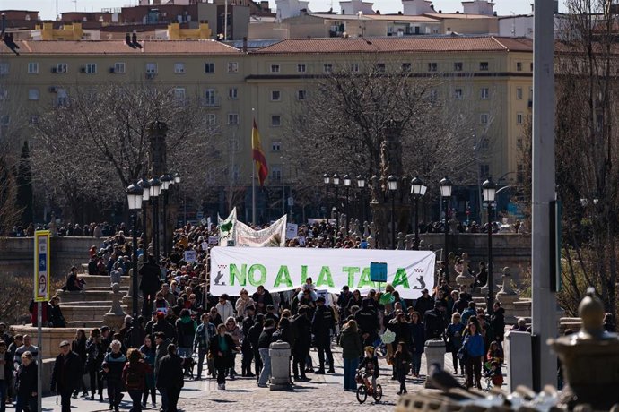 Vecinos de Arganzuela y Carabanchel se concentran de nuevo contra la tala de árboles en Madrid Río y Comillas por las obras del Metro.