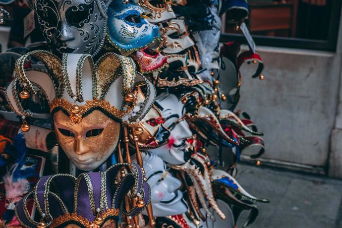 Archivo - Máscaras de carnaval.