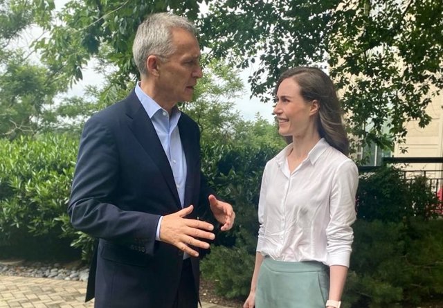 Archivo - El secretario general de la OTAN, , Jens Stoltenberg, y la primera ministra de Finlandia, Sanna Marin.