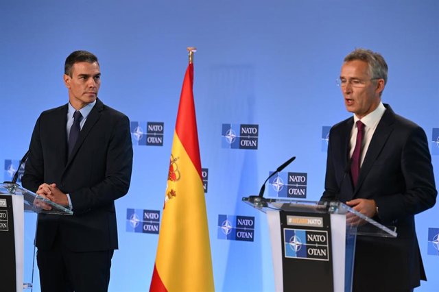 Archivo - El presidente del Gobierno, Pedro Sánchez (i); y el secretario general de la OTAN, Jens Stoltenberg (d).