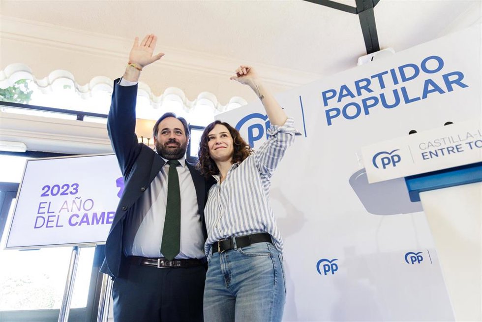 La presidenta del Partido Popular de la Comunidad de Madrid y presidenta de la Comunidad de Madrid, Isabel Díaz Ayuso, y el presidente del Partido Popular de Castilla-La Mancha, Paco Núñez, durante un almuerzo informativo del PP Castilla-La Mancha, en e