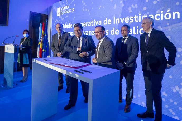 El vicepresidente primero de la Xunta, Francisco Conde, y el conselleiro de Sanidade, Julio García Comesaña, firman con los rectores de la USC, UDC y UVigo el convenio para la unidad de investigación del centro de terapias avanzadas.