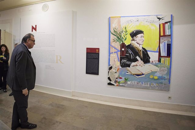 El consejero de Turismo, Cultura y Deporte de la Junta de Andalucía, Arturo Bernal, obrseva un obra pictórica de Antonio de Nebrija durante la inauguración de la exposición 'Nebrija retratado' en el Museo de Cádiz, a 6 de marzo de 2023 en Sevilla (Andaluc