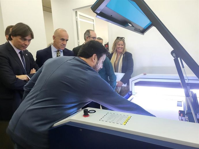 El alcalde de Sevilla, Antonio Muñoz, y el rector de la Pablo de Olavide, Francisco Oliva, en la residencia Flora Tristán.