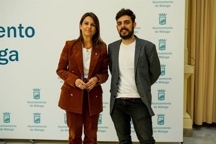 La concejala delegada de Innovación y Digitalización Urbana, Susana Carillo, junto al representante de Cooking and Publishing, Julio Garzón, en rueda de prensa