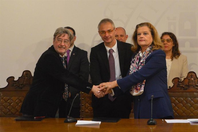 Firma del convenio con la presencia del profesor Lucio Pegoraro, el rector de las USAL, Ricardo Rivero, y la directora académica del proyecto, Ángela Figueruelo, de izquierda a derecha.