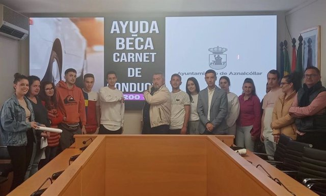 El alcalde de Aznalcóllar, Juan José Fernández Garrido (IU), y el concejal delegado del área, Antonio Valladares, han sido los encargados de hacer entrega de las ayudas para obtener el permiso de conducir tipo B.