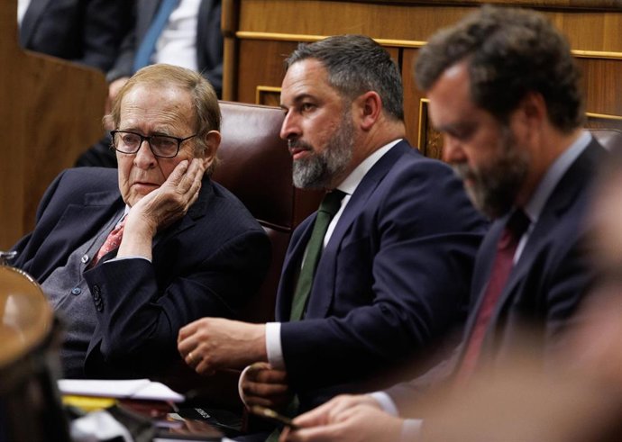 (I-D) El candidato de la moción de censura, el profesor y economista Ramón Tamames; el líder de VOX, Santiago Abascal y el portavoz parlamentario de VOX en el Congreso, Iván Espinosa de los Monteros, durante el debate de la moción de censura.