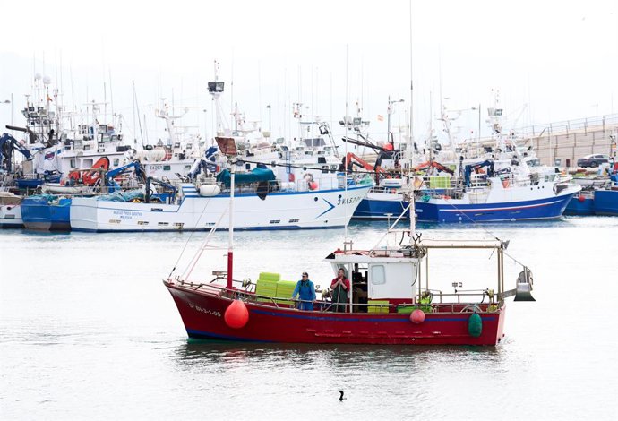 Archivo - Barcos amarrados en el puerto de Santoña, a 25 de marzo de 2022, en Santoña, Cantabria (España). Los pescadores de cerco del Cantábrico han decidido que saldrán a faenar el próximo 28 de marzo, en vista de que el resto de flotas siguen en la ma