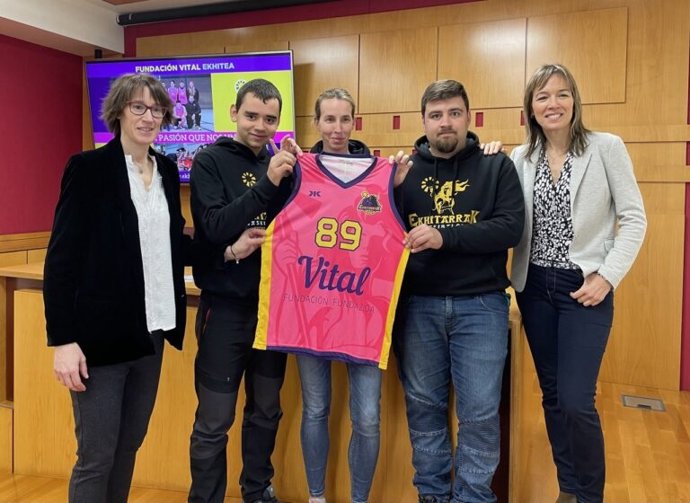Rueda de prensa en Vitoria sobre el club baloncesto Ekhitarrak