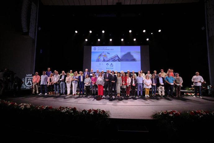 El Cabildo de Tenerife celebra un acto para homenajear a los 105 trabajadores que se han jubilado desde 2022, procedentes de las distintas áreas de la Corporación insular y de las entidades que forman parte del sector público insular.
