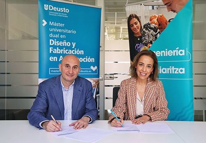 El decano de la Facultad de Ingeniería, Asier Perallos, y la directora de Coordinación, Proyectos y Servicios de Sernauto, Cristina San Martín