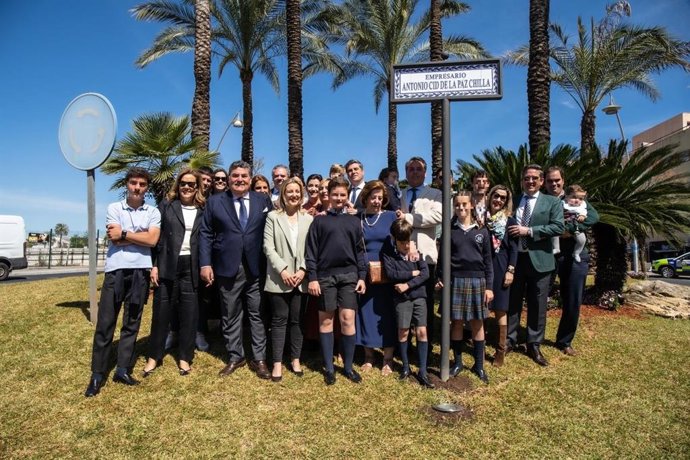 Rotulación de la rotonda dedicada en Alcalá de Guadaíra al empresario Antonio Cid de la Paz.