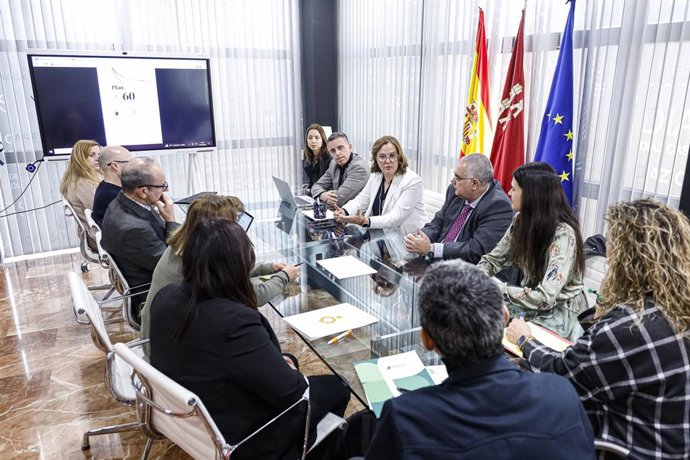 La vicepresidenta y consejera de Transparencia, Participación y Cooperación, Isabel Franco, preside la reunión de la presentación del 'Plan +60'
