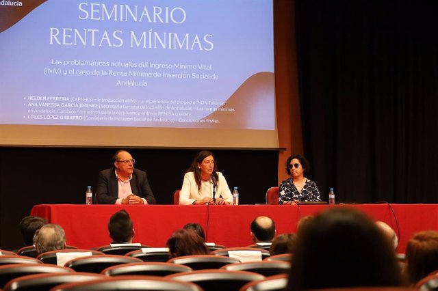La consejera de Inclusión Social, Juventud, Familias e Igualdad, Loles López, en la clausura del seminario sobre rentas mínimas organizado por la Mesa del Tercer Sector.