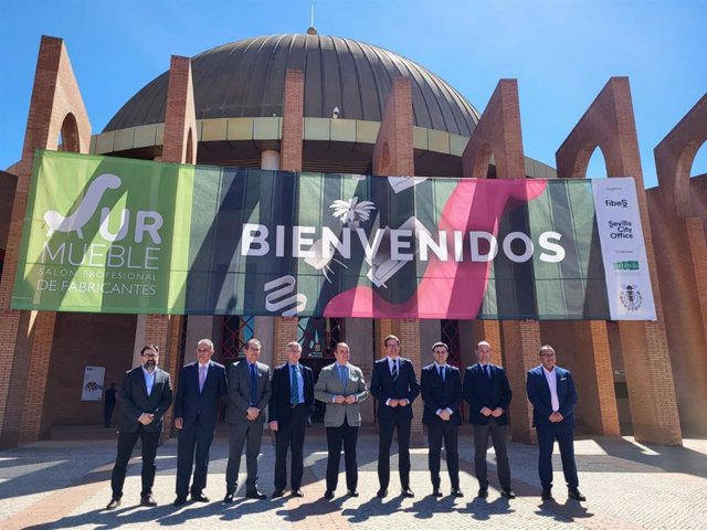 Foto de familia a las puertas de Fibes en la inauguración de la cuarta edición del Salón Profesional de Fabricantes de Muebles del sur de España, SurMueble.