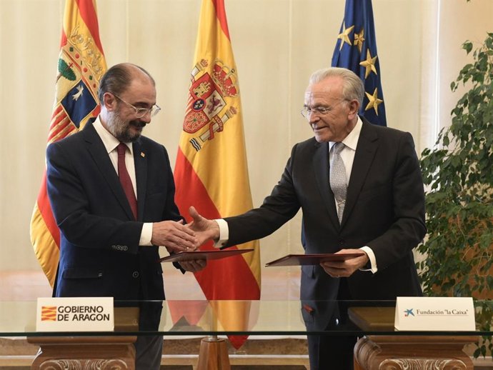 Javier Lambán e Isidro Fainé durante la firma del convenio