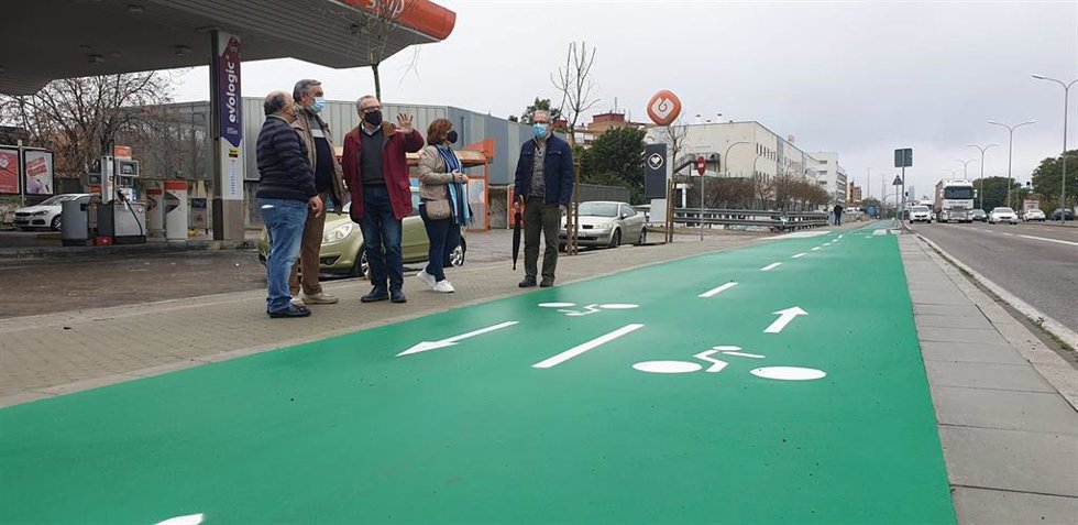 Archivo - El Ayuntamiento instalará otros 370 aparcabicis que elevan la red por encima de las 6.000 unidades.