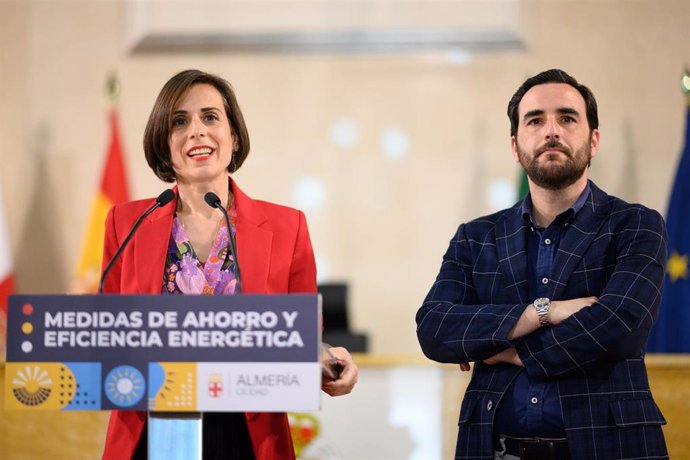 Los concejales del Ayuntamiento de Almería Margarita Cobos y Carlos Sánchez.