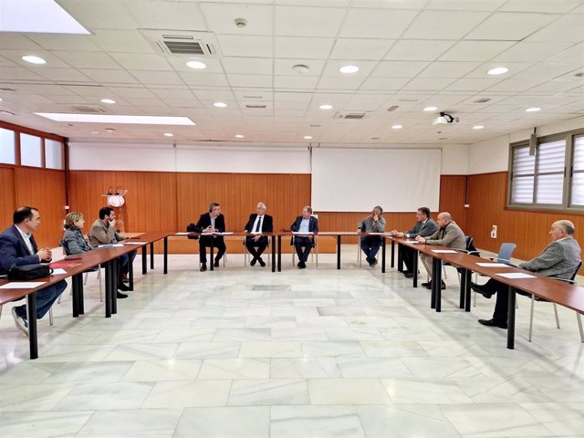 El parlamentario del PSOE Juan Antonio Lorenzo se reúne con agentes económicos y sociales de Almería.