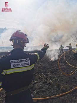 Bomberos trabajando en la extinción del incendio