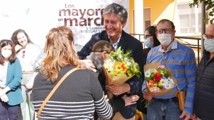 El alcalde de Adra participa en el 20 aniversario de la Residencia Municipal
