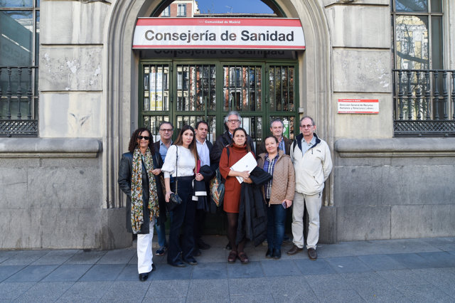 El presidente del Comité de Huelga de la Asociación de Médicos y Titulados Superiores de Madrid (AMYTS), Daniel Bernabéu, y la portavoz de AMYTS, Ángela Hernández