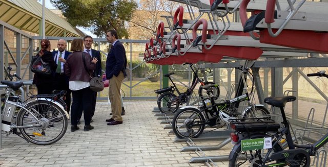 Visita al aparcamiento de bicicletas en el Campus de Las Lagunillas