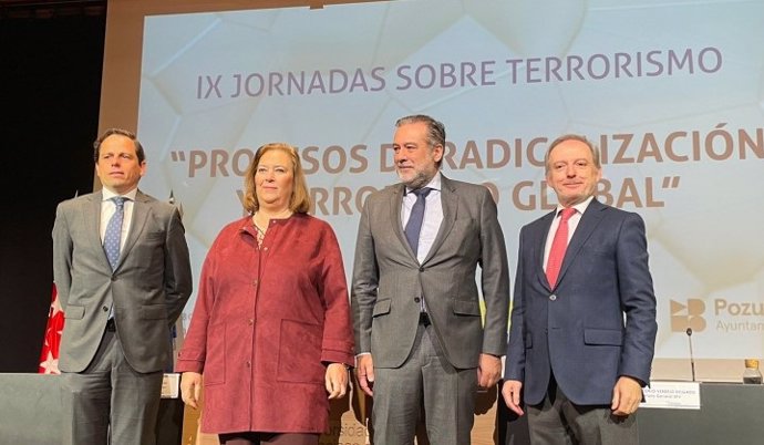 El Tercer Teniente De Alcalde De Pozuelo De Alarcón, Pablo Gil; La Presidenta De La AVT, Maite Araluce; El Consejero De Presidencia, Justicia, Interior Y Víctimas De La CAM, Enrique López Y El Secretario General De La UFV, José Antonio Verdejo.