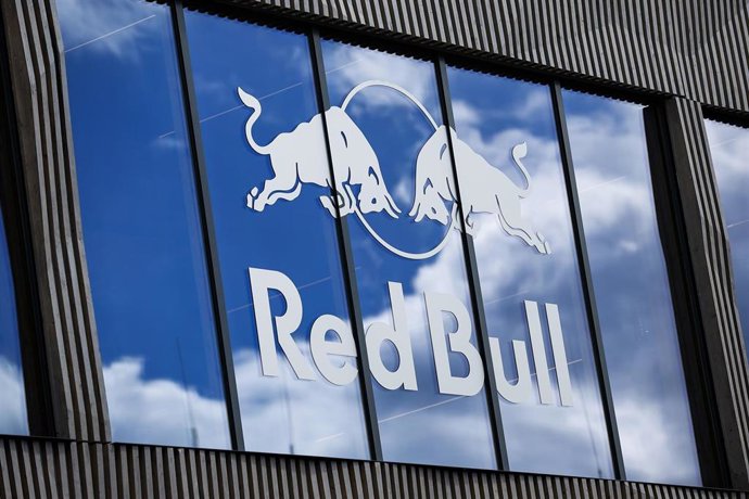 Archivo - Logo de Red Bull en una cristalera de un circuito de Fórmula 1 en Austria.