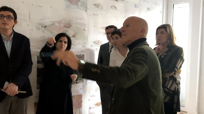 Norman Foster analiza el proyecto, junto a Lourdes y Carmen Martínez Zabala.