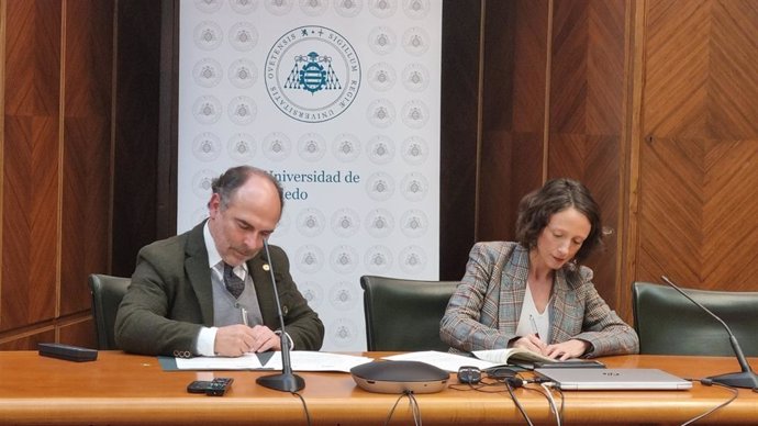 El rector de la Universidad de Oviedo, Ignacio Villaverde, y la consejera de Derechos Sociales y Bienestar, Melania Álvarez