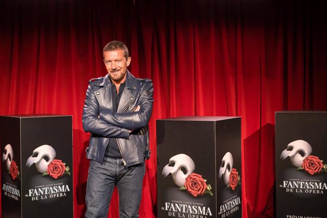 El actor Antonio Banderas posa durante el casting del musical teatral ‘El fantasma de la ópera’ en el Teatro Pavón, a 21 de marzo de 2023, en Madrid (España). ‘