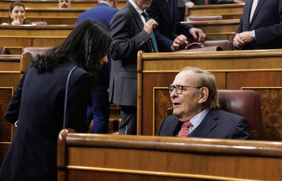 La portavoz de Ciudadanos en el Congreso, Inés Arrimadas (i) y el candidato de la moción de censura, profesor y economista Ramón Tamames (d), a su llegada a un debate de la moción de censura, en el Congreso de los Diputados, a 21 de marzo de 2023, en Ma