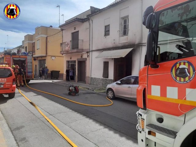 Bombers sufoquen un incendi en una vivenda de l'Alcúdia (València) i rescaten sense vida un gos