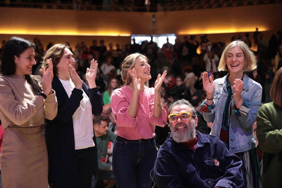 Archivo - La vicepresidenta segunda y ministra de Trabajo y Economía Social, Yolanda Díaz (2d), la alcaldesa de Barcelona Ada Colau (2i), la líder de los Comuns en el Parlament, Jéssica Albiach (1d), y el escritor y periodista Bob Pop, durante un acto d