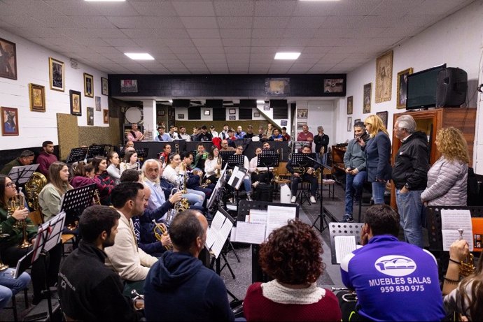 La candidata a la Alcaldía de Huelva del Partido Popular, Pilar Miranda, en su visita a una banda de música.