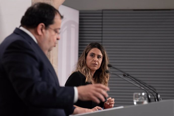 El conseller de Interior, Joan Ignasi Elena y la portavoz del Govern Patrícia Plaja, durante una rueda de prensa posterior al Consell Executiu, en el Palau de la Generalitat, a 21 de marzo de 2023, en Barcelona