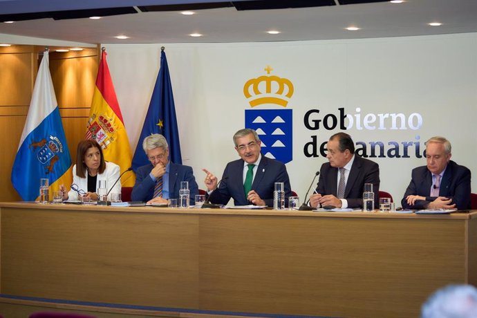 El vicepresidente del Gobierno de Canarias, Román Rodríguez (c), en la presentación de los dos nuevos edificios de servicios