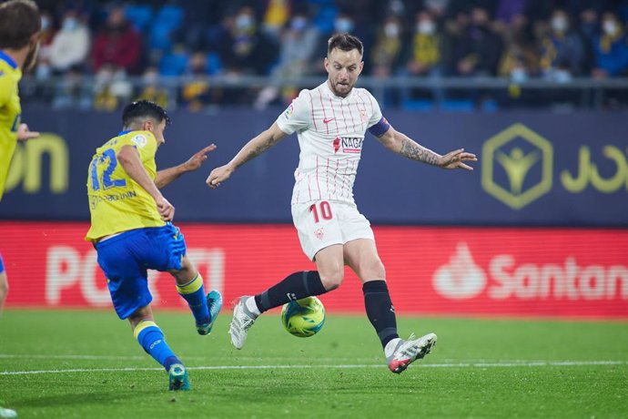 Archivo - Ivan Rakitic of Sevilla in action during the spanish league, La Liga Santander, football match played between Cadiz CF and Sevilla FC at Nuevo Mirandilla stadium on January 3, 2022, in Cadiz, Spain.