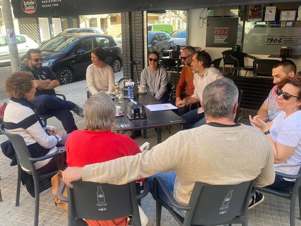 Candidatos de Hacemos Córdoba en una reunión con representantes de de la Plataforma Niños y Niñas del Sur.