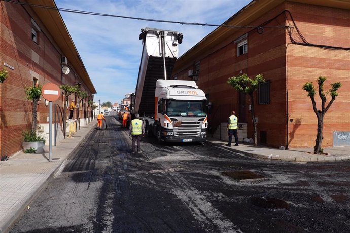 El Ayuntamiento de Palos de la Frontera (Huelva) reasfalta las calles Ofunato y Barriada Tres Carabelas.