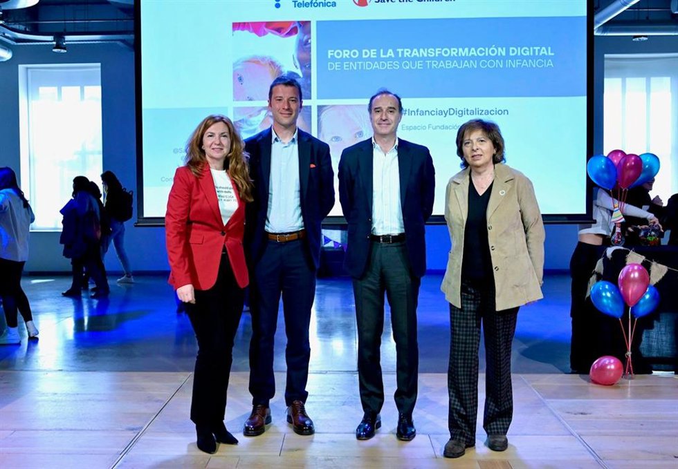 Isla Ramos, Deputy CEO de Save The Children; Ricardo Ibarra, director de Plataforma de la Infancia; Carlos Palacios, director de Acción Social y Voluntariado de Fundación Telefónica y Carmen Gayo, directora de Alto Comisionado contra la pobreza infantil.