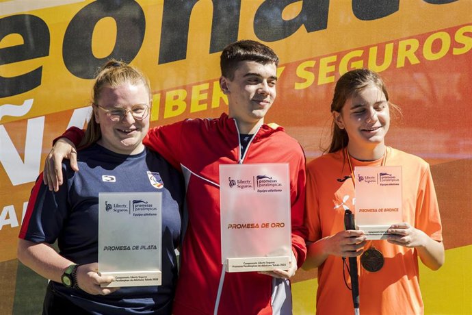 De izda a dcha: María Zamora, Diego Ruiz e Irene Cerdá en el podio del Campeonato de España Liberty Seguros de Promesas Paralímpicas de Atletismo 2023