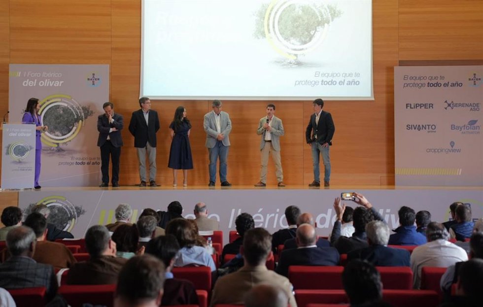 Autoridades en el I Foro Ibérico del Olivar.