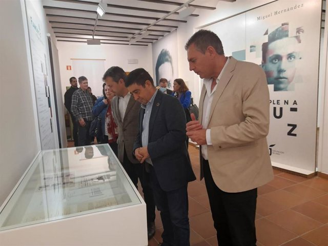 Inauguración del nuevo espacio expositivo dedicado a Miguel Hernández en el Centro Cultural Baños Árabes