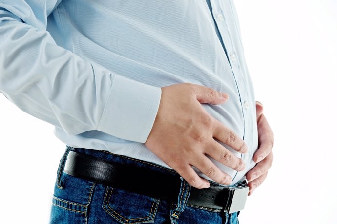 Archivo - Closeup of overweight man holding his stomach