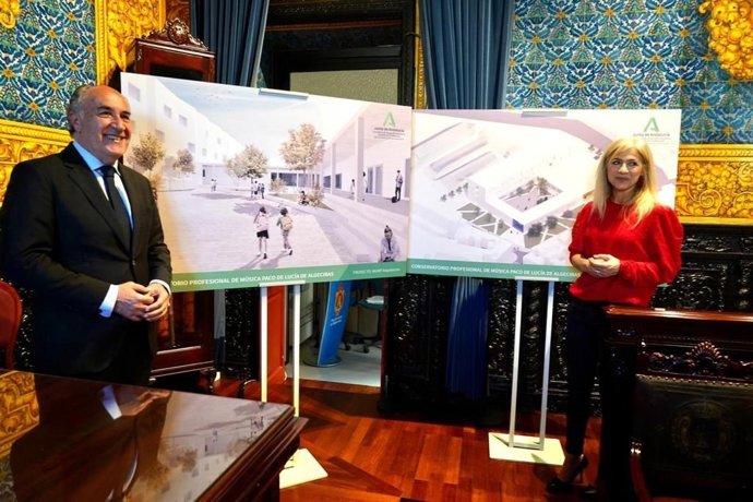 Patricia del Pozo con el alcalde de Algeciras.