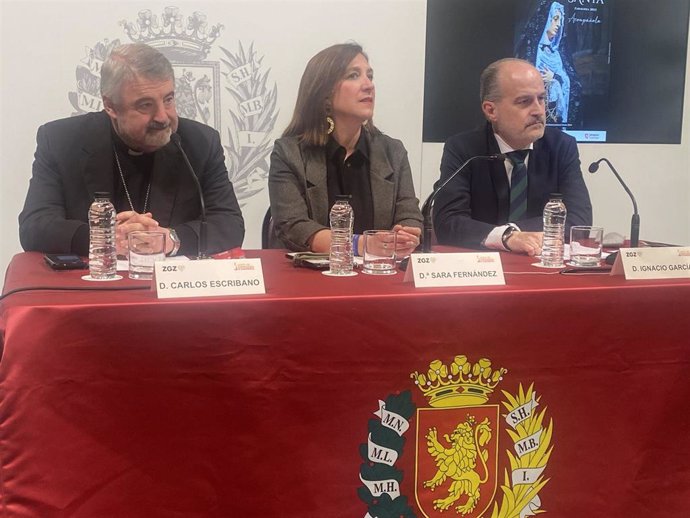 La vicealcaldesa de Zaragoza, Sara Fernández; el arzobispo de Zaragoza, Carlos Escribano; y el presidente de la Junta de Cofradías, Ignacio García.