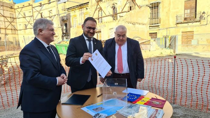 De izquierda a derecha, el delegado del Gobierno en la Región, José Vélez; el alcalde de Lorca, Diego José Mateos, y el secretario de Estado de Justicia, Tontxu Rodríguez